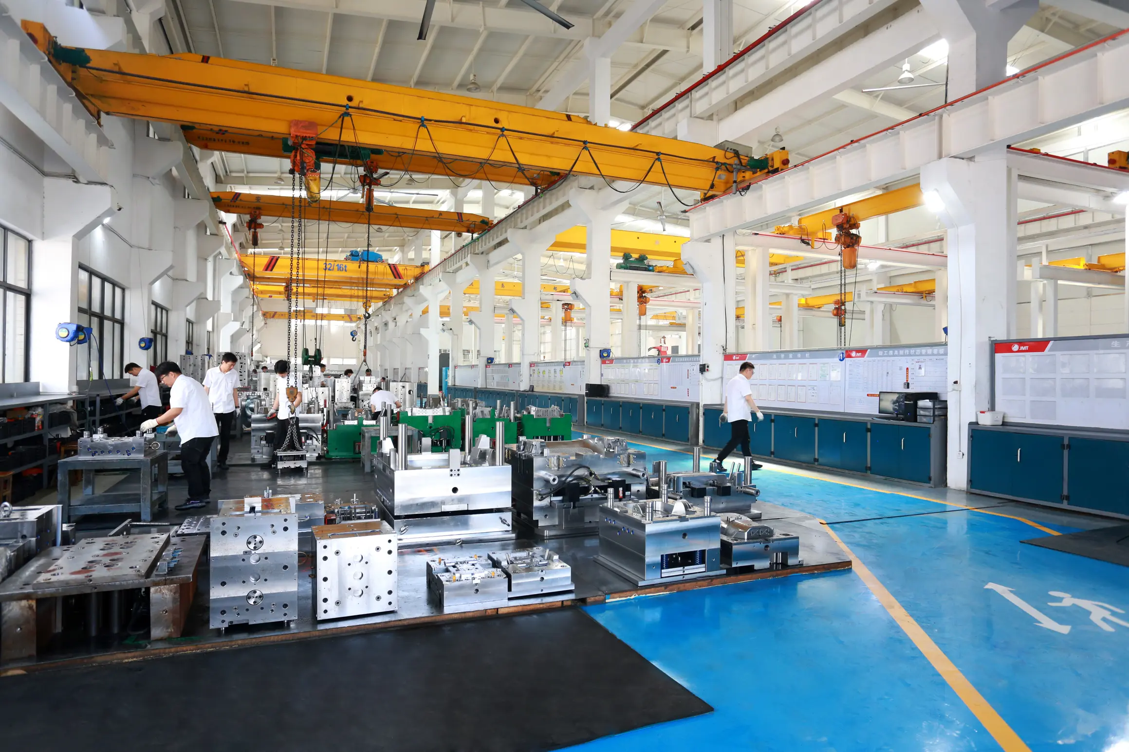 Mold workshop with overhead cranes